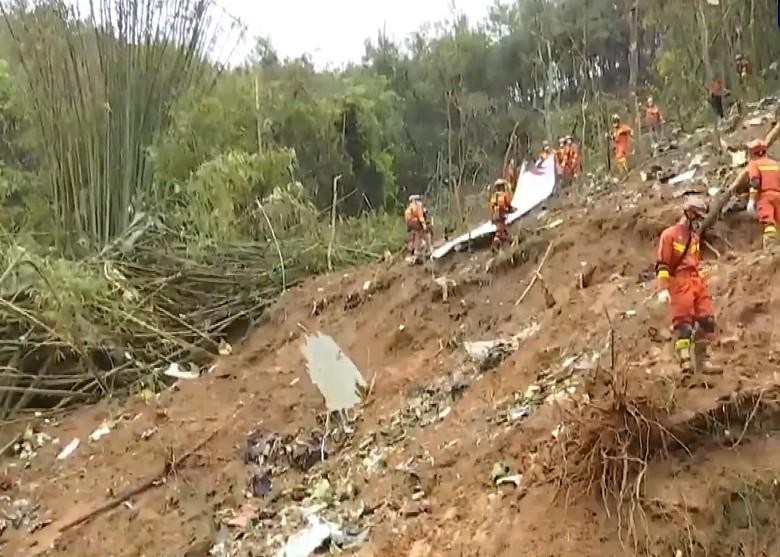 Công tác tìm kiếm vẫn đang được tiến hành rất khẩn trương (Ảnh: Đông Phương).