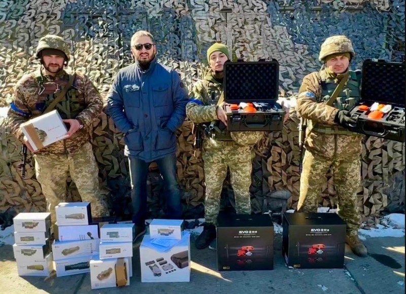 Binh sĩ Lữ đoàn 54 Bộ binh cơ giới của Ukraine nhận được viện trợ là các máy bay không người lái DJI (Ảnh: Observer).