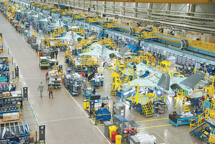 Các hãng sản xuất vũ khí của Mỹ phải tăng ca và khôi phục dây chuyền sản xuất để đáp ứng nhu cầu vũ khí phát sinh do cuộc chiến Nga-Ukraine.