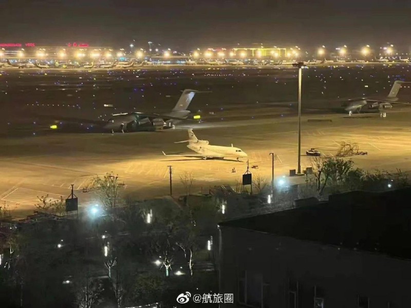 Các máy bay vận tải quân sự Y-20 đưa 2 ngàn lính đến Thượng Hải giúp chống dịch.