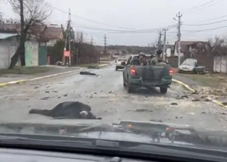 Các xác người chết nằm rải rác trên đường phố.