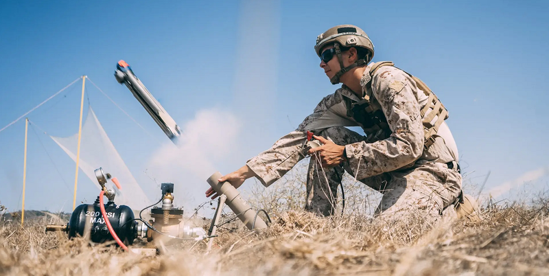 Thực hành phóng máy bay không người lái Switchblade.