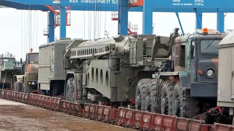 Các phương tiện quân sự của NATO chở đến Ukraine.