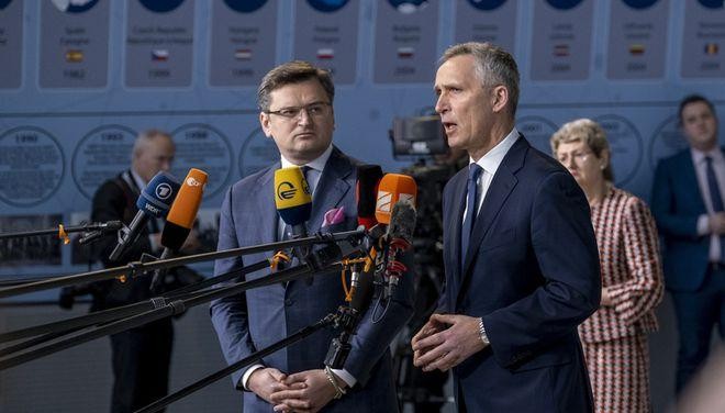 Ông Dmytro Kuleba và Tổng thư ký NATO Jens Stoltenberg.