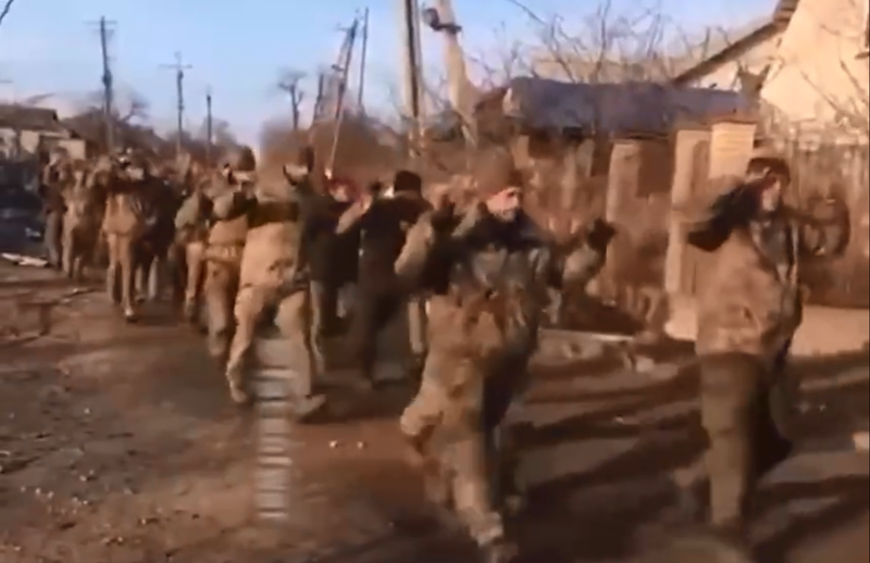 Binh sĩ Ukraine ở Mariupol ra hàng quân Nga.