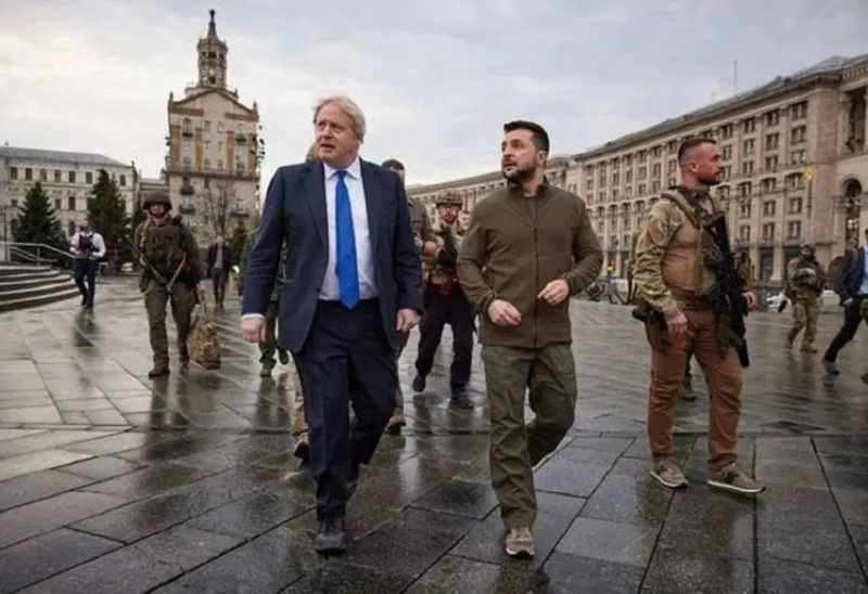 Thủ tướng Anh Boris Johnson trên đường phố Kiev, có tin xung quanh là các lính SAS đi hộ tống.