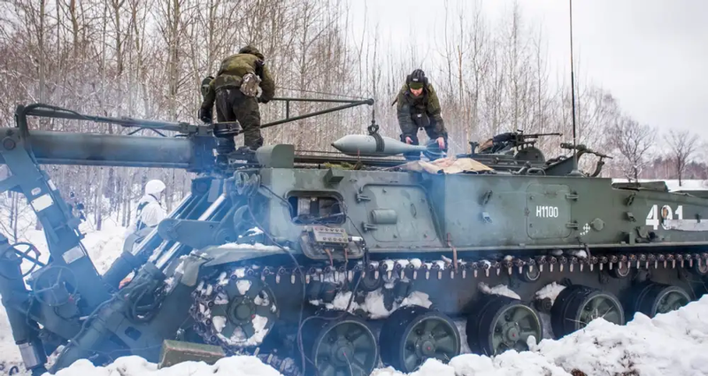 Pháo thủ dùng cần cẩu để nạp đạn từ phía sau.