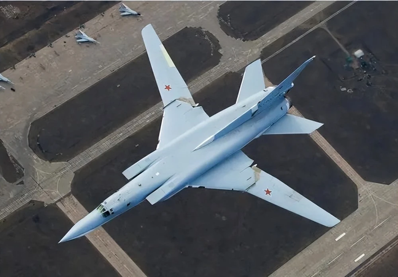 Máy bay ném bom chiến lược Tu-22 được Nga sử dụng để ném bom Mariupol. Máy bay ném bom chiến lược Tu-22 được Nga sử dụng để ném bom Mariupol.