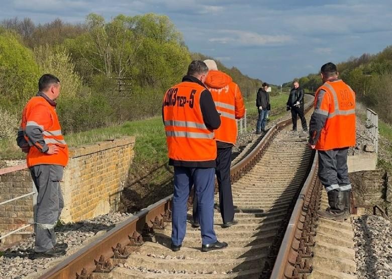 Các thành viên Ủy ban điều tra Nga tại hiện trường vụ cầu đường sắt ở Kursk bị phá hoại. Các thành viên Ủy ban điều tra Nga tại hiện trường vụ cầu đường sắt ở Kursk bị phá hoại.