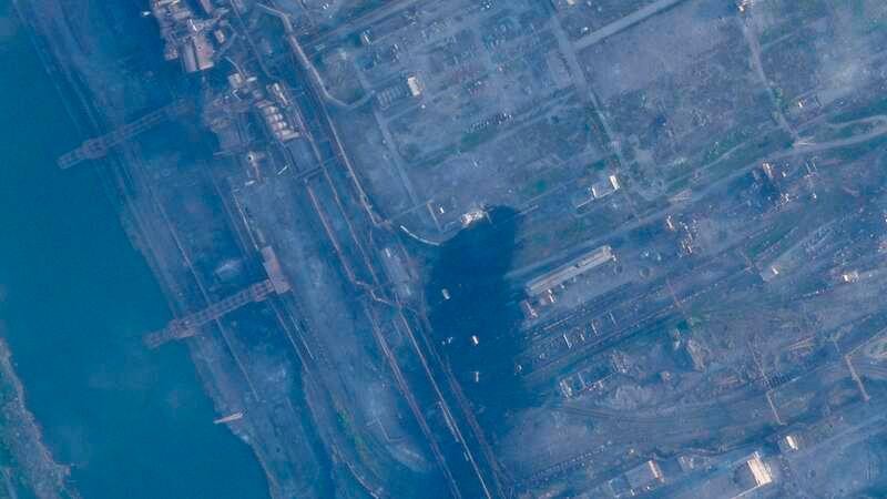 Ảnh vệ tinh chụp Nhà máy thép Azovstal đang bị oanh kích.