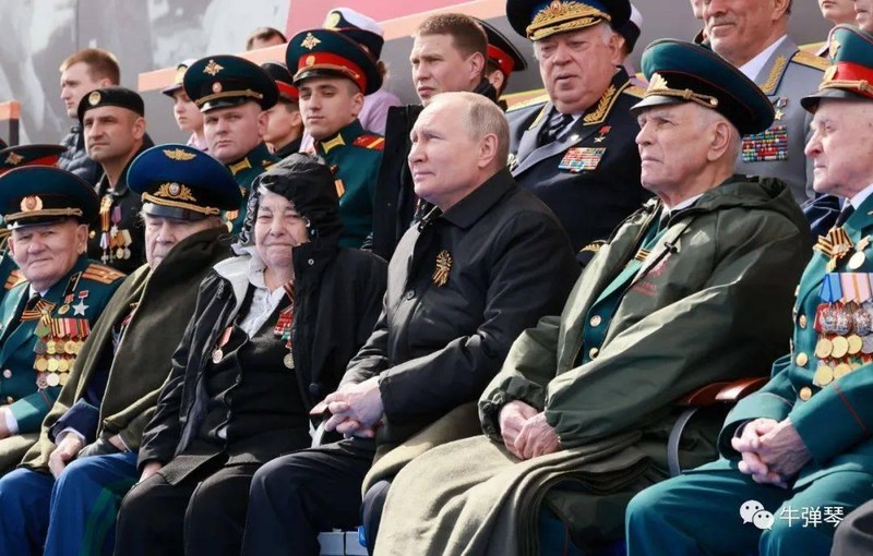 Ông Putin ngồi giữa các Cựu chiến binh xem diễu hành.