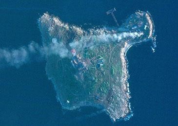 Đám cháy trên Đảo Rắn do quân Ukraine oanh kích.