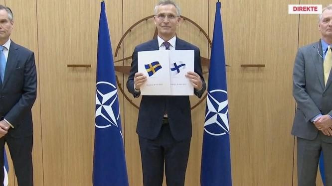 Ngày 18/5, Tổng thư ký NATO Jens Stoltenberg nhận đơn xin gia nhập của đại diện Phần Lan và Thụy Điển.