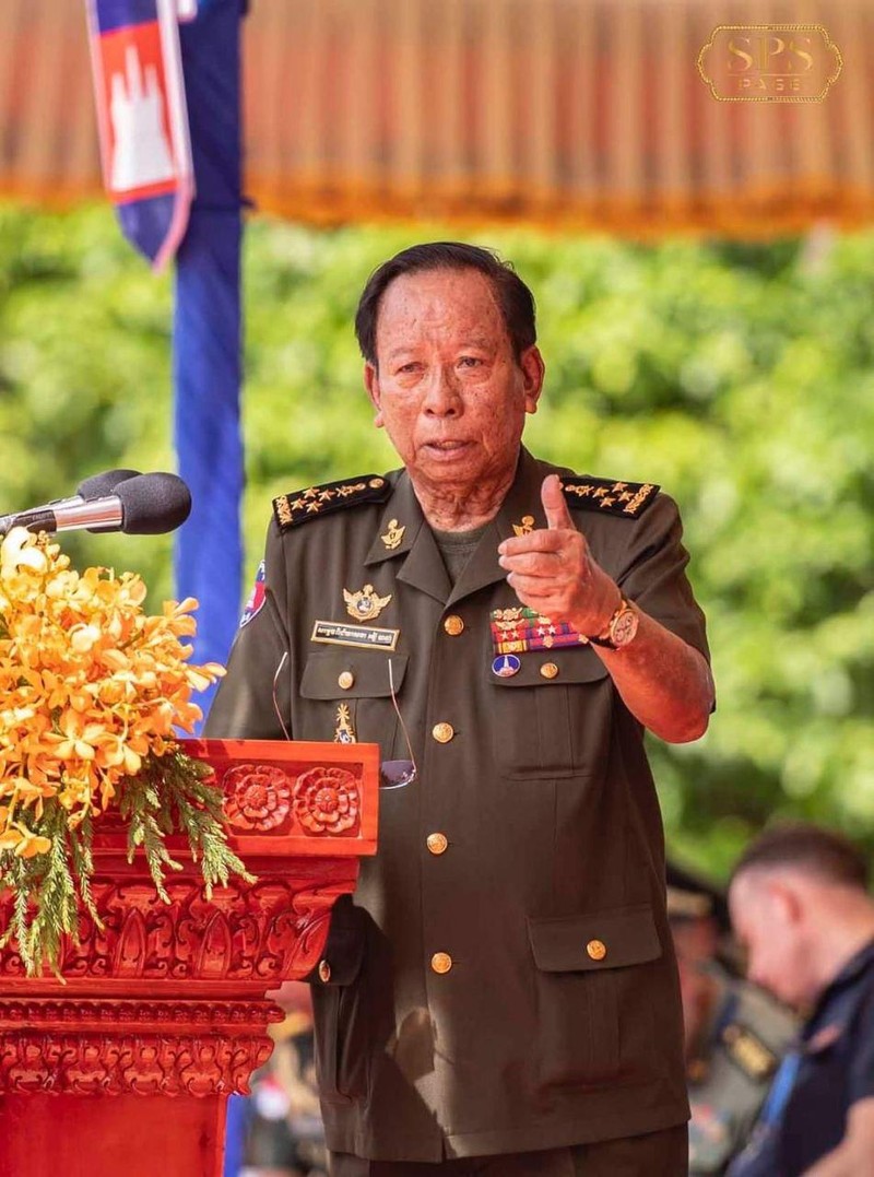 Phó Thủ tướng kiêm Bộ trưởng Quốc phòng Campuchia Tea Banh phát biểu.