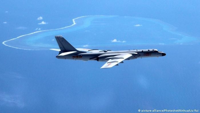 Máy bay ném bom chiến lược H-6 của Trung Quốc bay phía trên bãi Scaborough tranh chấp với Philippines (Ảnh: AP/Deutsche Welle).