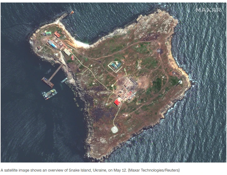 Trong tương lai Đảo Rắn có thể sẽ bị phi quân sự hóa? (Ảnh: Maxar/Reuters).