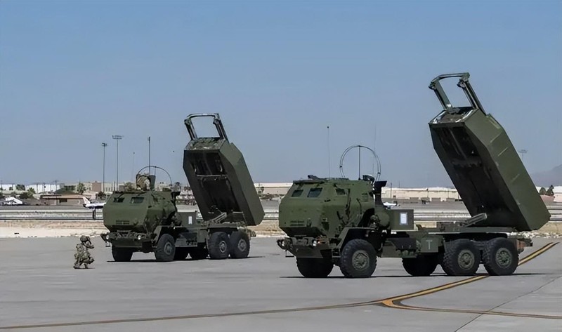 Các hệ thống HIMARS được vận chuyển đến Ukraine (Ảnh: Đông Phương).