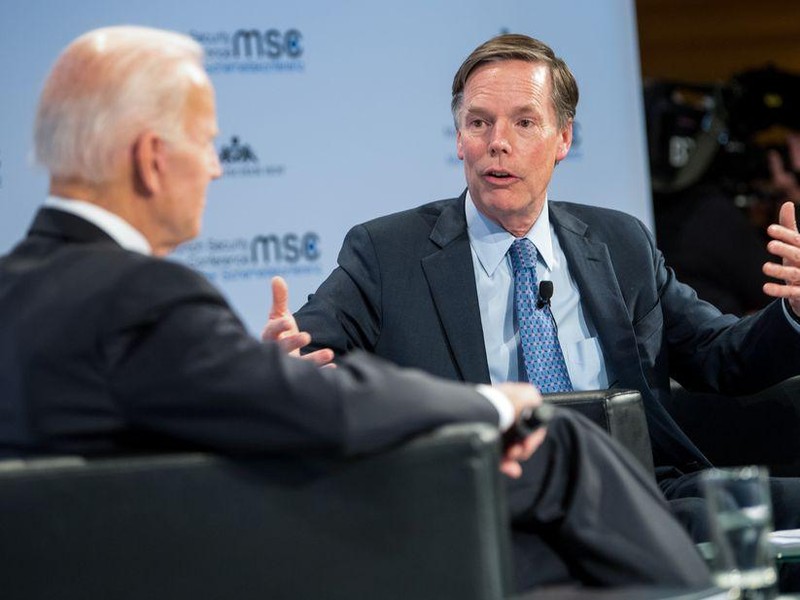 Tổng thống Mỹ Joe Biden và Đại sứ Mỹ tại Trung Quốc Nicholas Burns (Ảnh: AP).