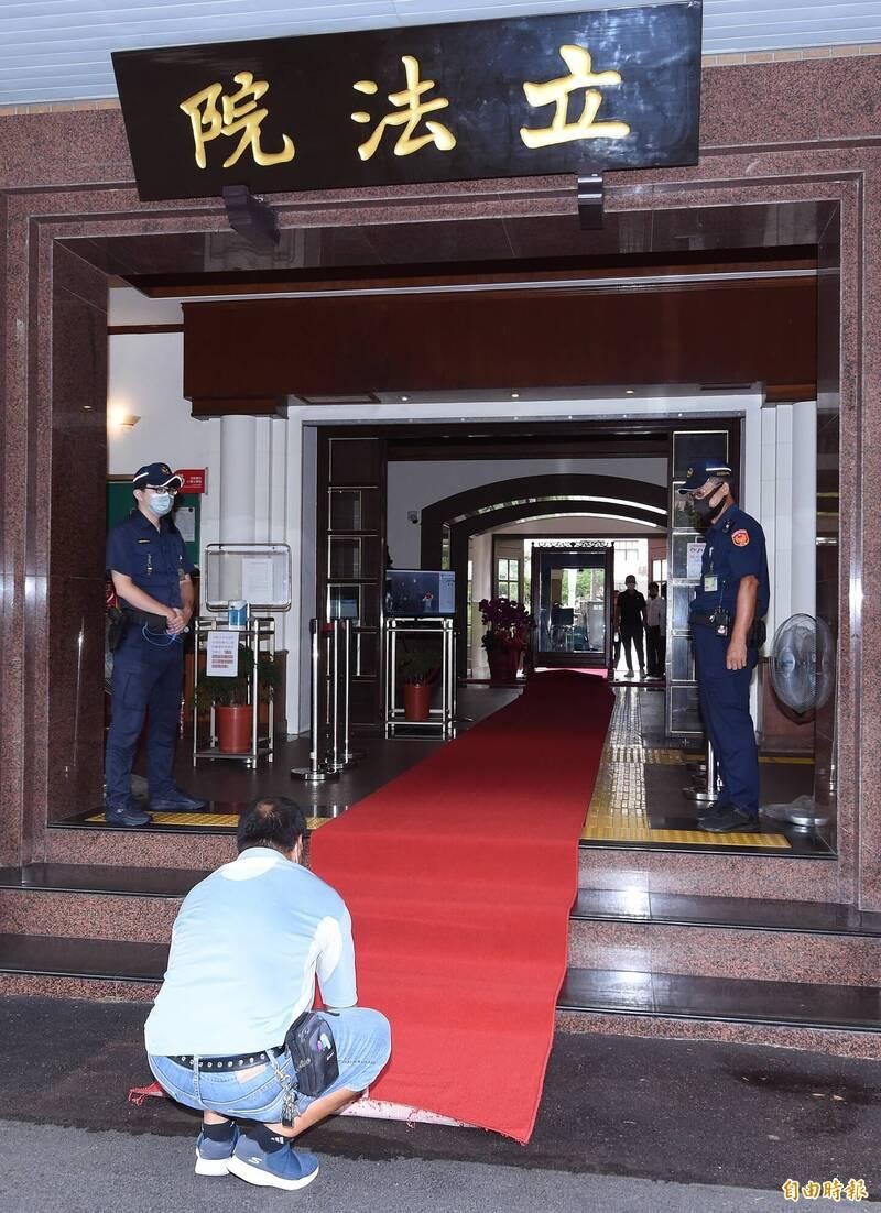 Thảm đỏ đã được trải trước cửa chính Viện lập pháp Đài Loan (Ảnh: LTN).