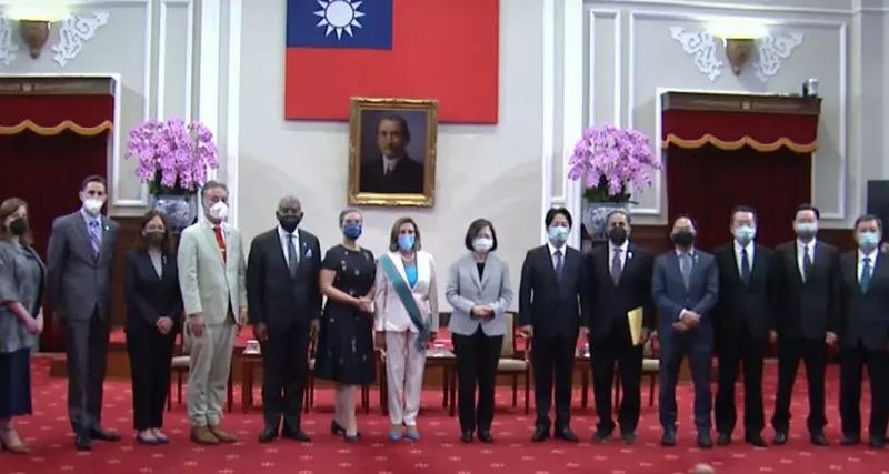 Bà Thái Anh Văn và các quan chức Đài Loan chụp ảnh lưu niệm với bà Pelusi và các thành viên trong đoàn Hạ viện Hoa Kỳ (Ảnh: Singtao). Bà Thái Anh Văn và các quan chức Đài Loan chụp ảnh lưu niệm với bà Pelusi và các thành viên trong đoàn Hạ viện Hoa Kỳ (Ảnh: Singtao).