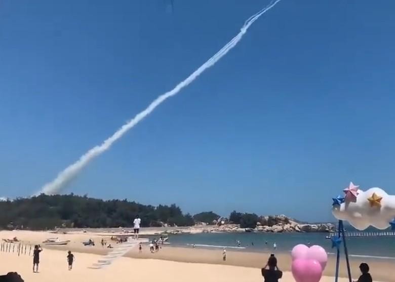 Vệt khói được cho là tên lửa đạn đạo phóng ở Phúc Kiến (Ảnh: Đông Phương).