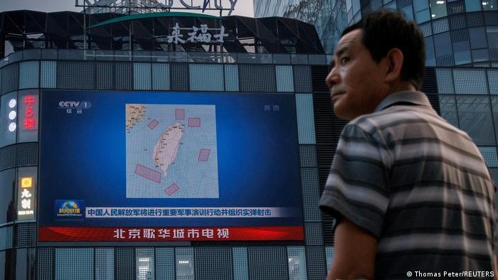 Dân chúng Trung Quốc theo dõi cuộc tập trận phong tỏa Đài Loan của PLA qua truyền hình (Ảnh: Reuters). Dân chúng Trung Quốc theo dõi cuộc tập trận phong tỏa Đài Loan của PLA qua truyền hình (Ảnh: Reuters).