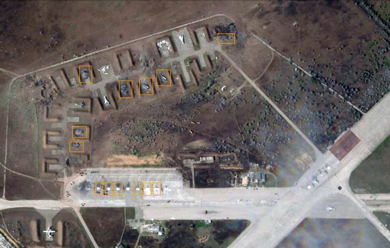 Sân bay Saky chụp lúc 16h26' ngày 10/8 sau vụ nổ. Sân bay Saky chụp lúc 16h26' ngày 10/8 sau vụ nổ.