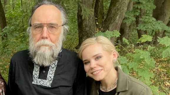 Ông Alexander Dugin và con gái Darya Dugina (Ảnh: Guancha).