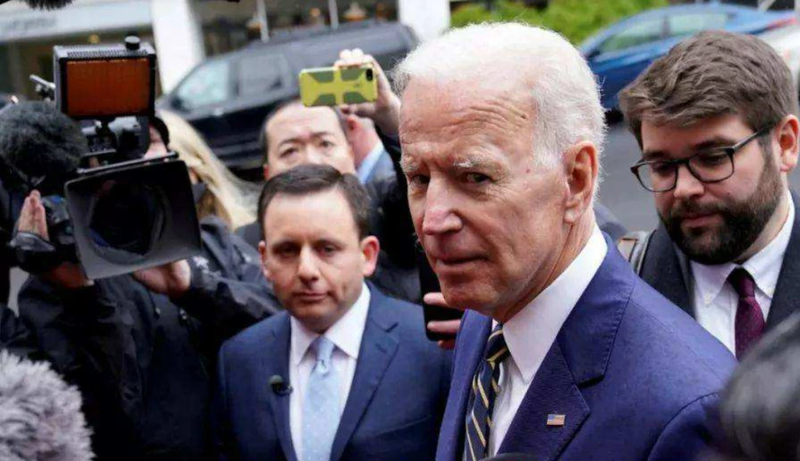 Ông Joe Biden gặp gỡ các nhà báo và nói về kế hoạch viện trợ cho Ukraine (Ảnh: Guancha).