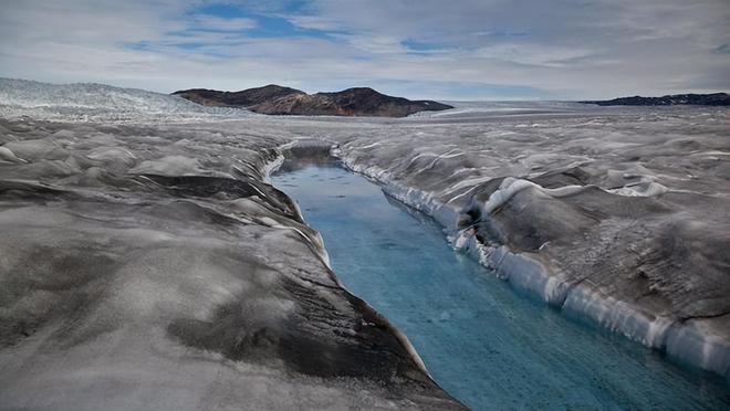 Muội than bám trên mặt băng ở Bắc Cực đẩy nhanh quá trình tan chảy băng (Ảnh: 163).