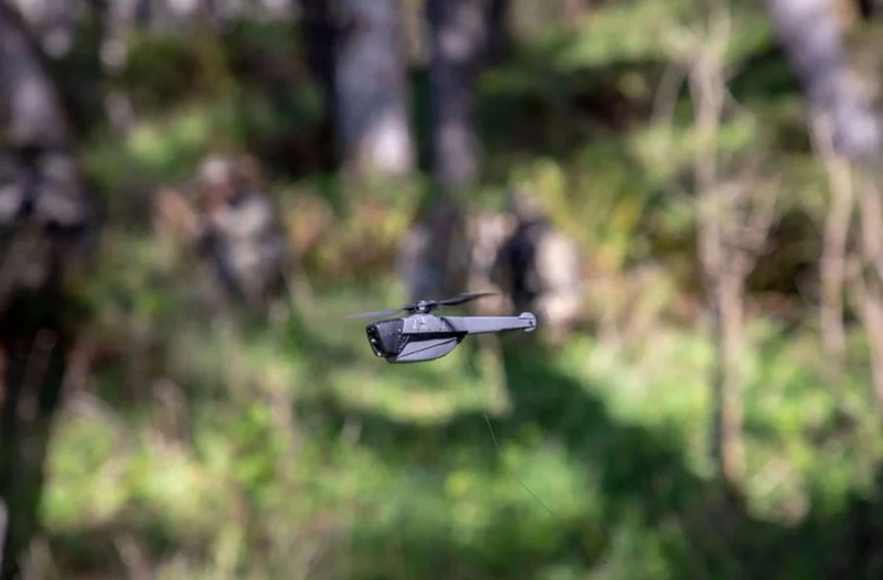 Một chiếc Black Hornet đang làm nhiệm vụ trinh sát (Ảnh: QQ).