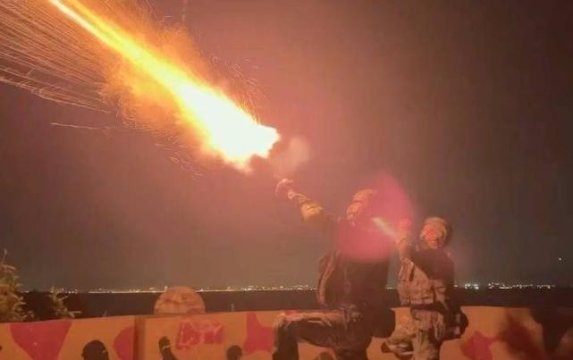 Binh sĩ phòng thủ Kim Môn bắn đạn tín hiệu xua đuổi UAV (Ảnh: UDN).