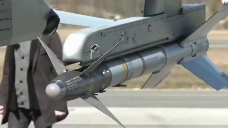 Tên lửa AIM-9 Sidewinder gắn trên máy bay F-16 (Ảnh: UDN).