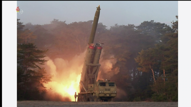 Mấy năm gần đây, Triều Tiên thường xuyên thử nghiệm các dàn pháo phản lực cỡ nòng lớn (Ảnh: QQ). Mấy năm gần đây, Triều Tiên thường xuyên thử nghiệm các dàn pháo phản lực cỡ nòng lớn (Ảnh: QQ).