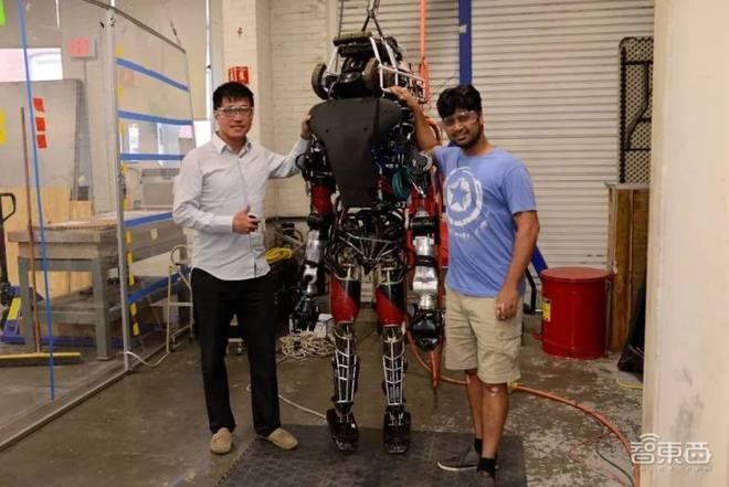 Ông Phó Xuân Giang (trái) và đồng nghiệp bên cạnh robot Atlas (Ảnh: Creaders).