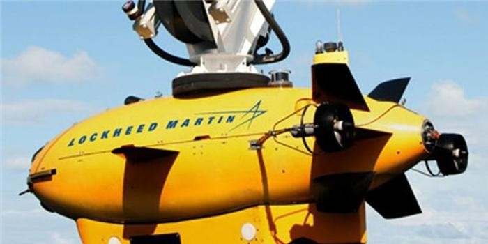 Một UUV của hãng Lockheed Martin đang được đưa xuống nước (Ảnh: Sohu),