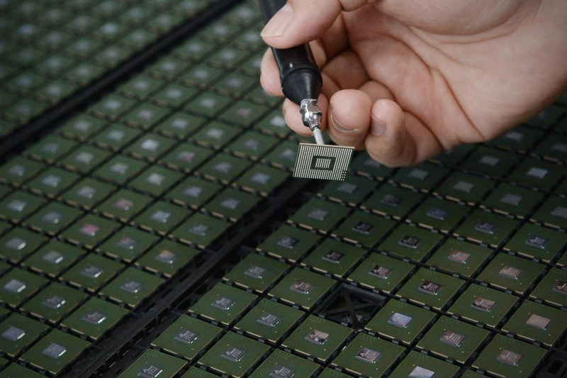 Trung Quốc đang tìm cách đối phó biện pháp quản chế xuất khẩu của Mỹ đánh vào ngành công nghiệp sản xuất chip (Ảnh: HK01).