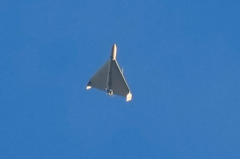 Một máy bay không người lái Geran-2 của Nga bay trên bầu trời Kiev hôm 17/10, sau đó lao xuống một tòa nhà (Ảnh: AP).