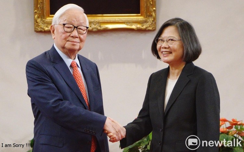 Người sáng lập TSMC Morris Chang và nhà lãnh đạo Đài Loan Thái Anh Văn (Ảnh: Newtalk). Người sáng lập TSMC Morris Chang và nhà lãnh đạo Đài Loan Thái Anh Văn (Ảnh: Newtalk).