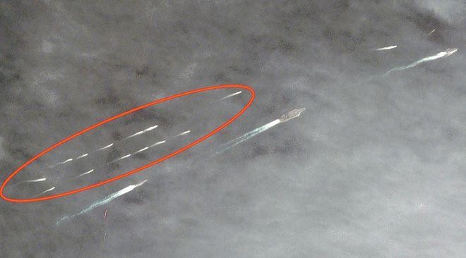 Các xuồng cao tốc Iran tiếp cận biên đội tàu sân bay Mỹ trên biển (Ảnh: NetEasy). Các xuồng cao tốc Iran tiếp cận biên đội tàu sân bay Mỹ trên biển (Ảnh: NetEasy).