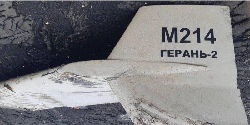 Mảnh xác máy bay không người lái tự sát rơi trên đường phố Kiev có chữ "Geral-2" bằng chữ Nga (Ảnh: Dailymall). Mảnh xác máy bay không người lái tự sát rơi trên đường phố Kiev có chữ "Geral-2" bằng chữ Nga (Ảnh: Dailymall).