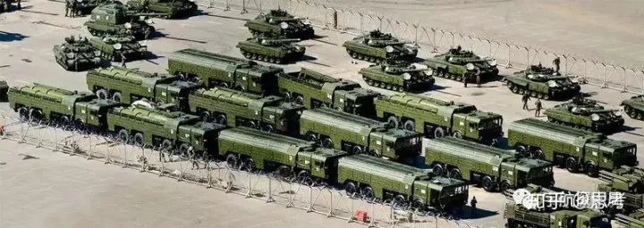 Lữ đoàn tên lửa trong đội hình quân đoàn lục quân Nga (Ảnh: Zhihu).