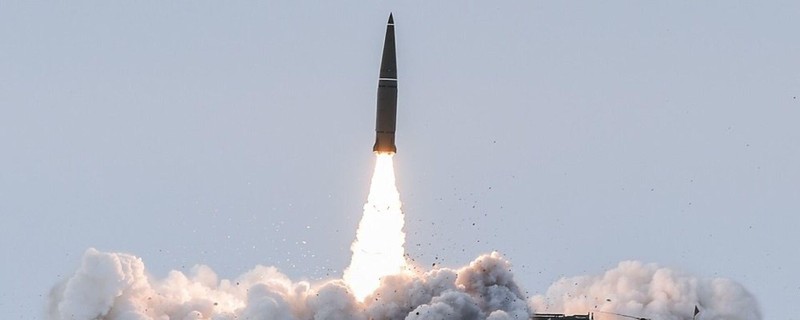 Tên lửa đạn đạo Iskander-M rời xe phóng (Ảnh: Sputnik).