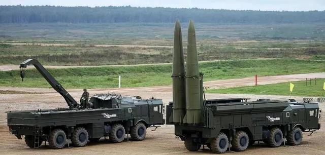 Xe phóng tên lửa Iskander-M và xe nạp đạn (Ảnh: Sina).