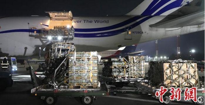 Vũ khí Mỹ viện trợ được liên tục vận chuyển tới Ukraine (Ảnh: CNS).