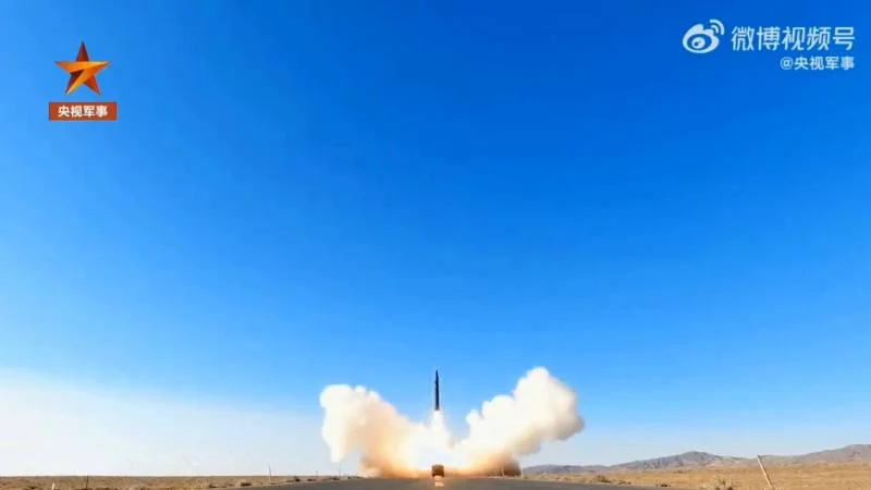 Hệ thống vũ khí siêu thanh DF-17 phóng thử nghiệm (Ảnh: CCTV).