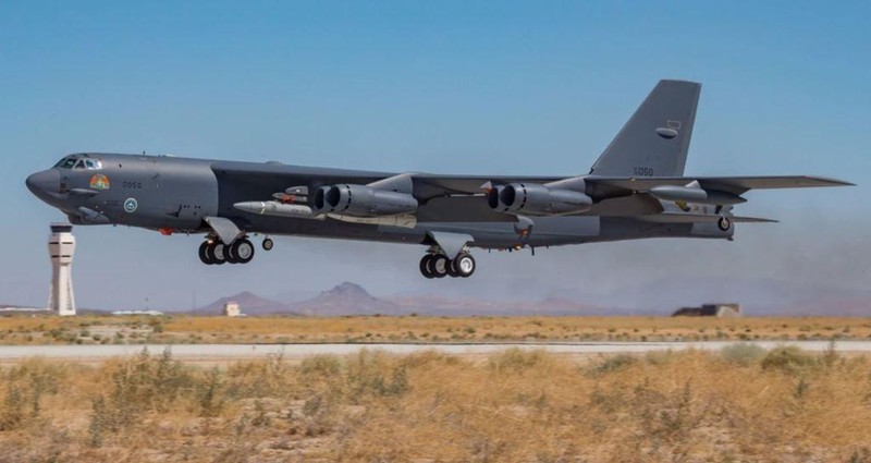 Máy bay ném bom B-52 mang tên lửa AGM-183A cất cánh (Ảnh: Thedrive). Máy bay ném bom B-52 mang tên lửa AGM-183A cất cánh (Ảnh: Thedrive).