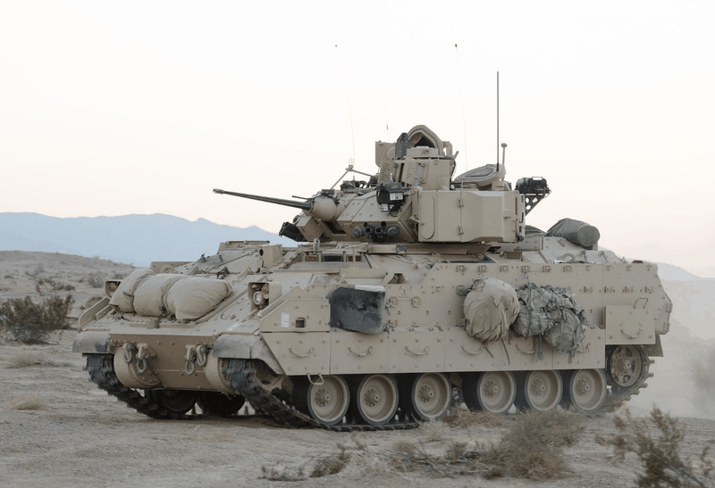 50 xe chiến đấu bộ binh Bradley sẽ được Mỹ cung cấp cho Ukraine trong gói viện trợ lớn nhất từ trước đến nay (Ảnh: Sohu).