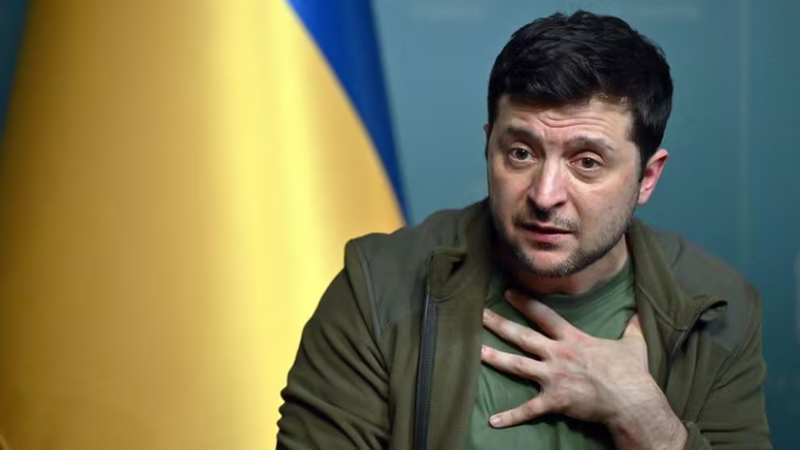 Chính phủ của Tổng thống Zelensky sẽ phải trả nợ viện trợ nước ngoài 3,3 tỉ USD trong năm nay (Ảnh: QQ).