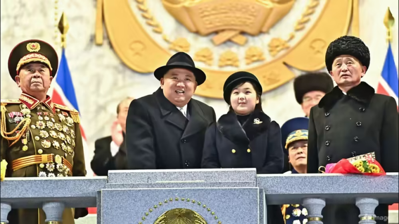 Ông Kim Jong-un cùng con gái trên lễ đài xem diễu binh tối 8/2 (Ảnh: QQ).